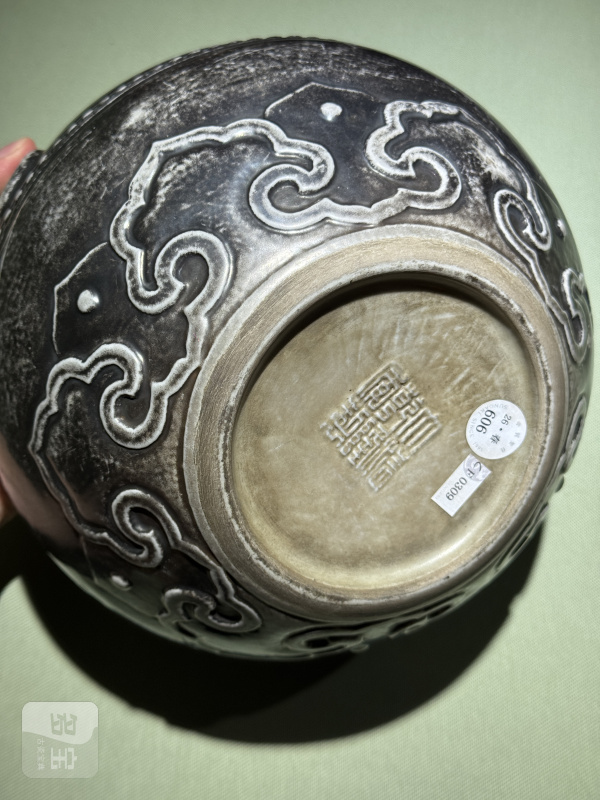 清乾隆 瓷胎仿银釉四方铺首万寿无疆钵式炉 - 图19